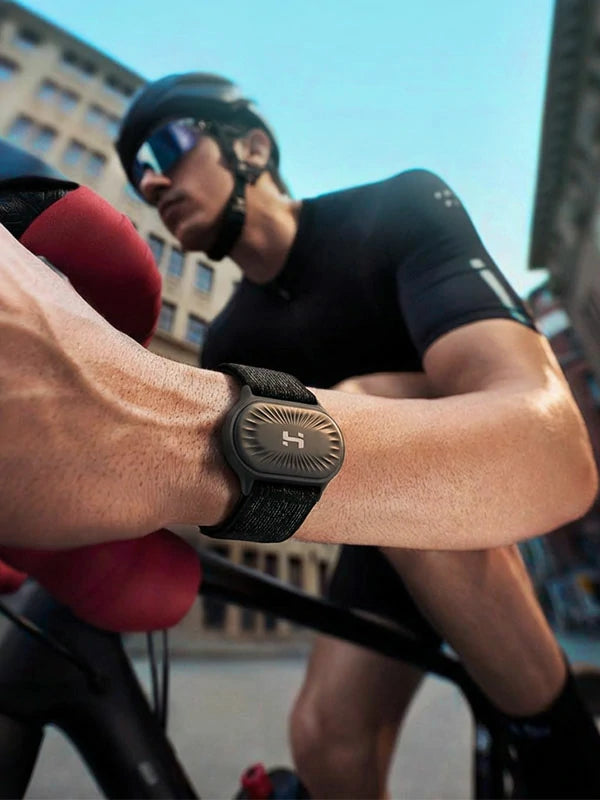 Athlete using the HandPlus B2 heart rate monitor